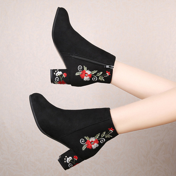 Női csizma színes hímzéssel és vastag sarokkal fekete színben