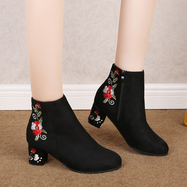 Női csizma színes hímzéssel és vastag sarokkal fekete színben