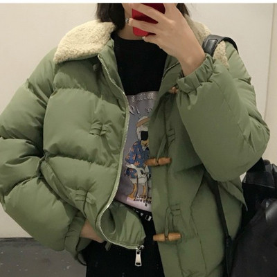 Modern női téli kabát zöld színű gombokkal