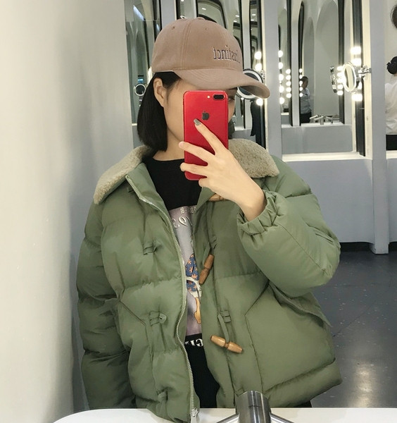 Modern női téli kabát zöld színű gombokkal