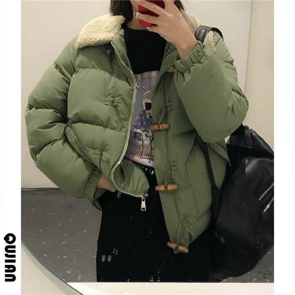 Modern női téli kabát zöld színű gombokkal