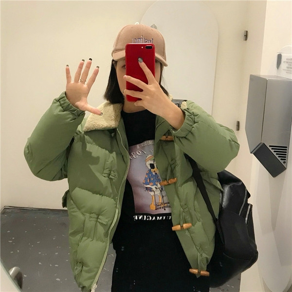 Modern női téli kabát zöld színű gombokkal