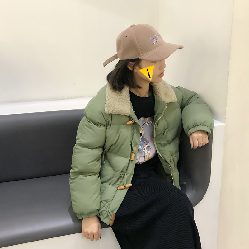 Modern női téli kabát zöld színű gombokkal