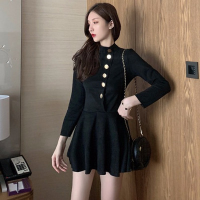 Modern női ruha gombokkal és hosszú ujjú fekete színben