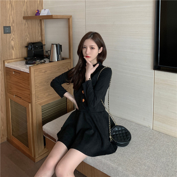 Modern női ruha gombokkal és hosszú ujjú fekete színben