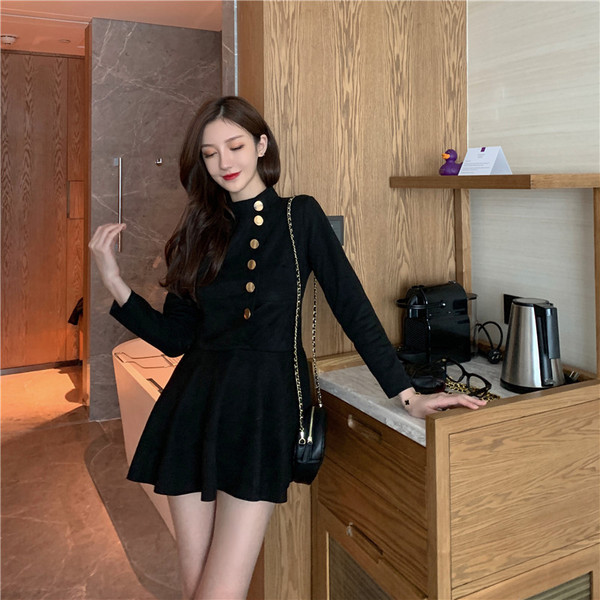 Modern női ruha gombokkal és hosszú ujjú fekete színben