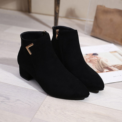 Női velúr csizma fém elemmel, fekete és bézs színben