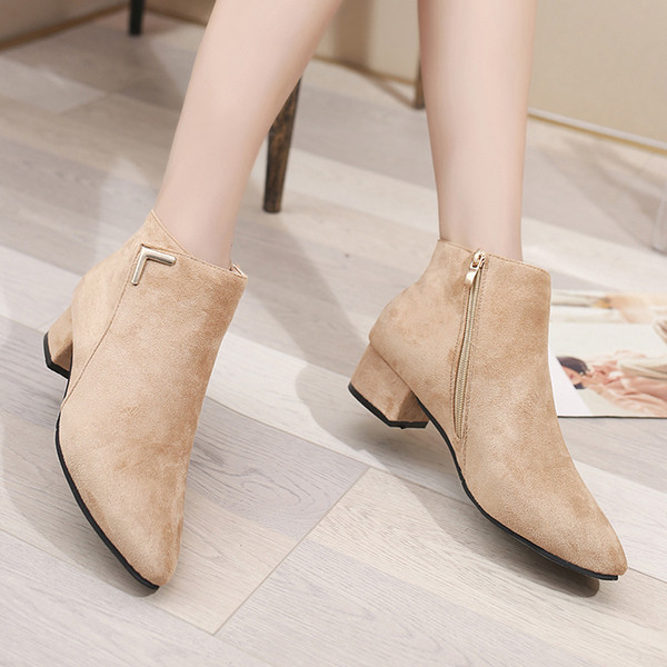 Női velúr csizma fém elemmel, fekete és bézs színben