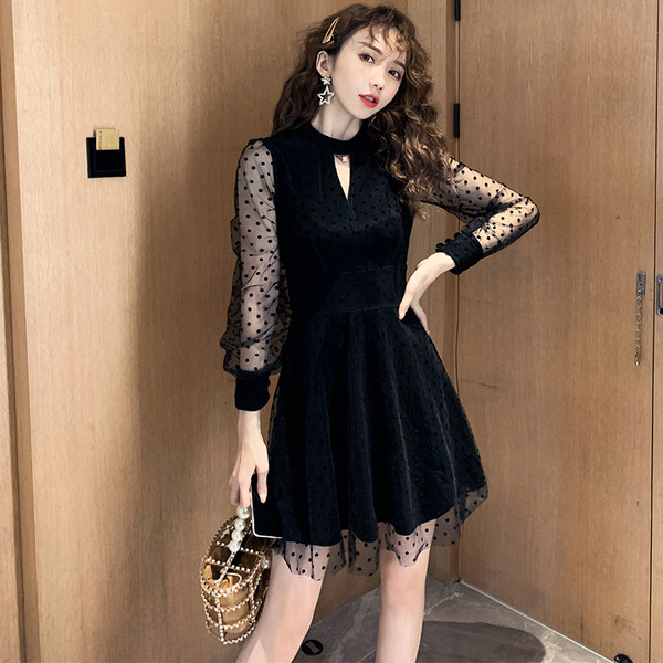 Modern női rövid ruha hosszú ujjal és tüll fekete színben