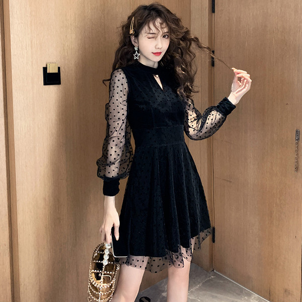 Modern női rövid ruha hosszú ujjal és tüll fekete színben