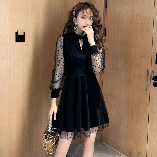 Modern női rövid ruha hosszú ujjal és tüll fekete színben