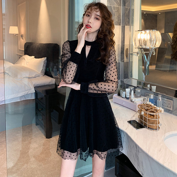 Modern női rövid ruha hosszú ujjal és tüll fekete színben