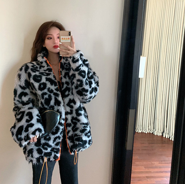 Модерно дамско палто с животински десен и цип в два цвята