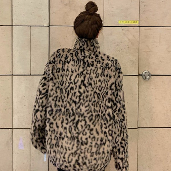 Модерно дамско палто с животински десен и цип в два цвята