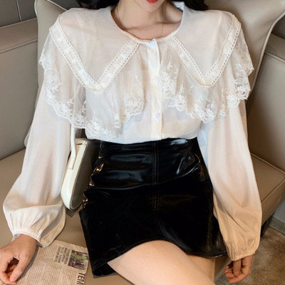 Stílusos női ing gombokkal és csipkegallérral fekete-fehér színben