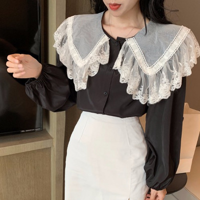 Stílusos női ing gombokkal és csipkegallérral fekete-fehér színben