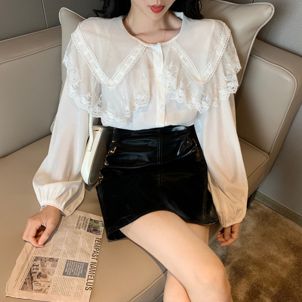 Stílusos női ing gombokkal és csipkegallérral fekete-fehér színben