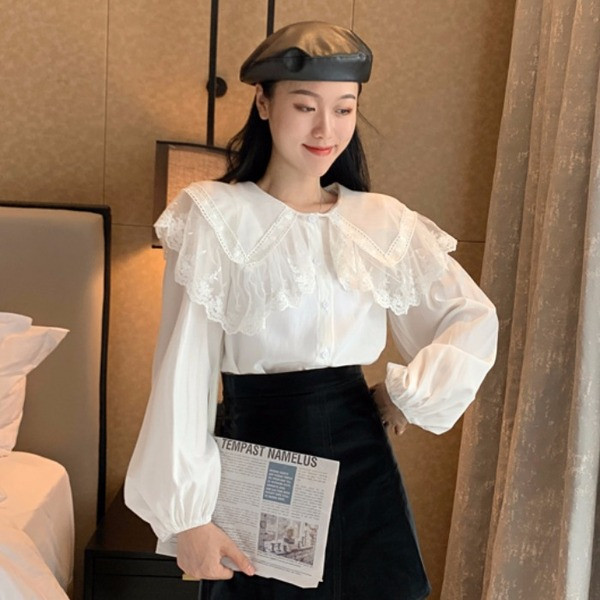 Stílusos női ing gombokkal és csipkegallérral fekete-fehér színben