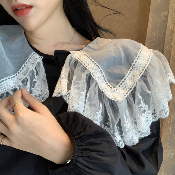 Stílusos női ing gombokkal és csipkegallérral fekete-fehér színben