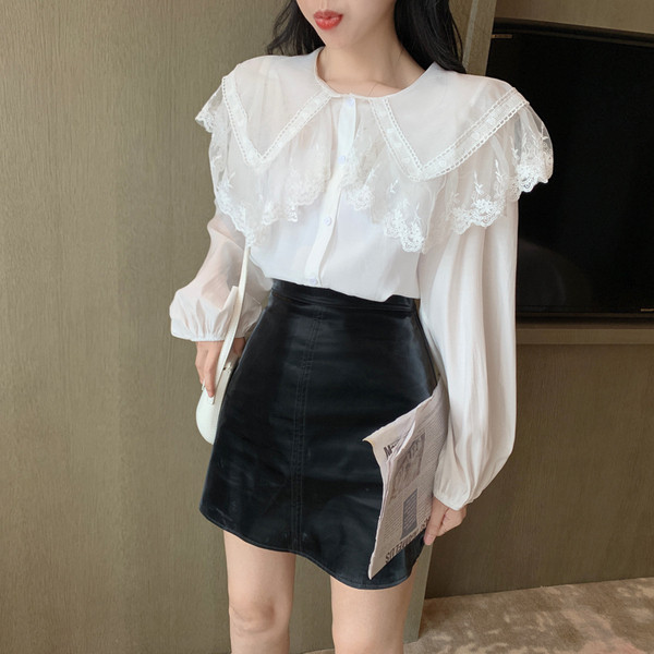 Stílusos női ing gombokkal és csipkegallérral fekete-fehér színben