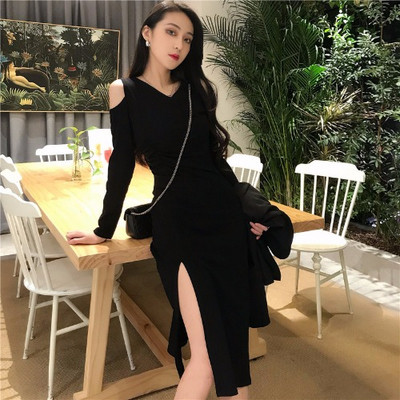 Modern női ruha hasítékkal, hosszú ujjú fekete színben