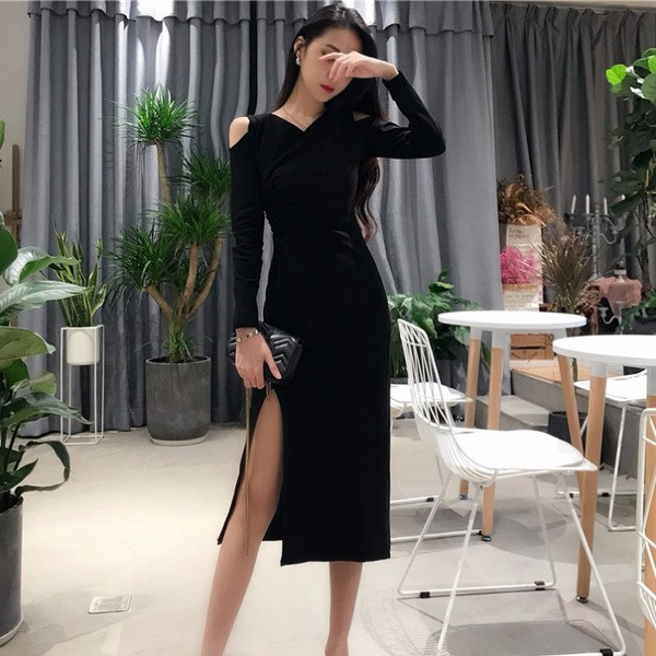 Modern női ruha hasítékkal, hosszú ujjú fekete színben