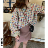 Virágos női pulóver kerek nyakkivágással