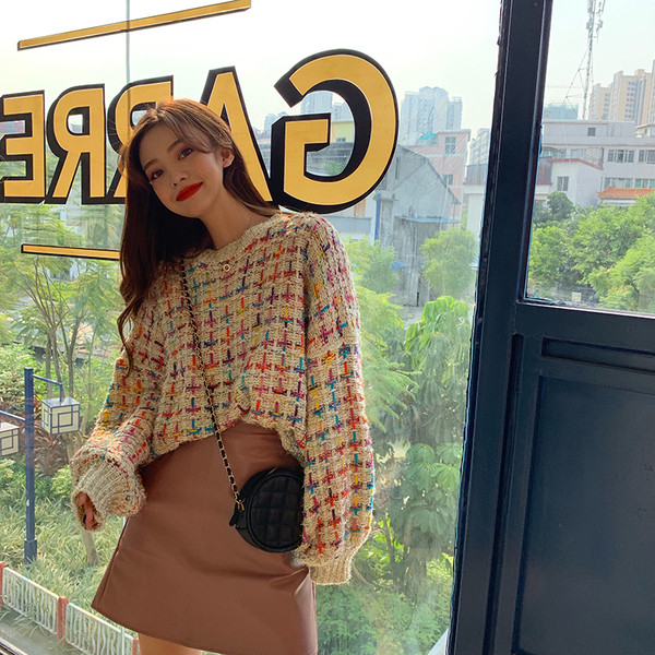 Virágos női pulóver kerek nyakkivágással