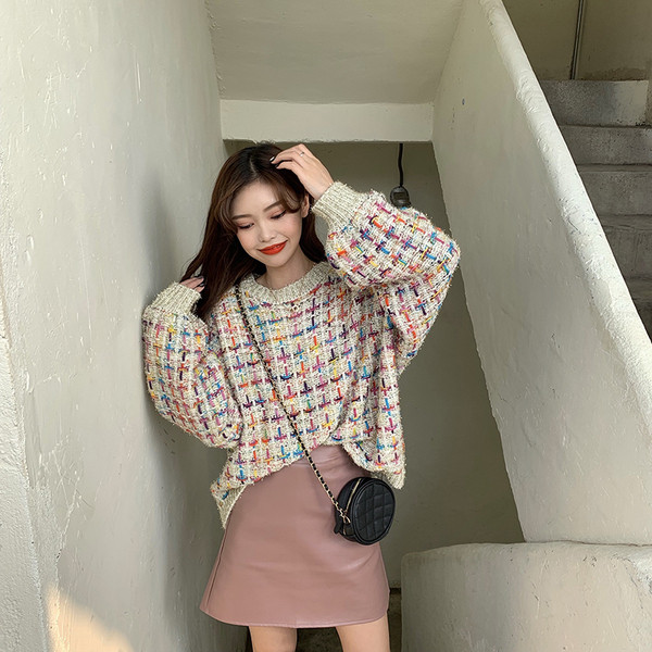 Virágos női pulóver kerek nyakkivágással