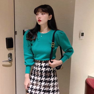 Modern női pulóver ovális nyakkivágással és hosszú ujjú kék, zöld és fekete színekben