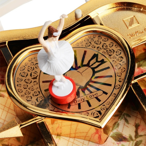 Κουτί μουσικής με περιστρεφόμενη μπαλαρίνα σε σχήμα καρδιάς σε ροζ και άσπρο χρώμα