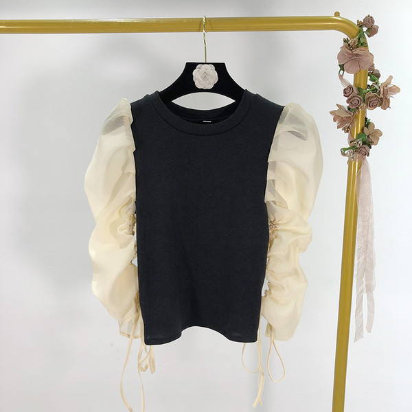 Γυναικεία πλεκτή μπλούζα με μανίκια από τούλι