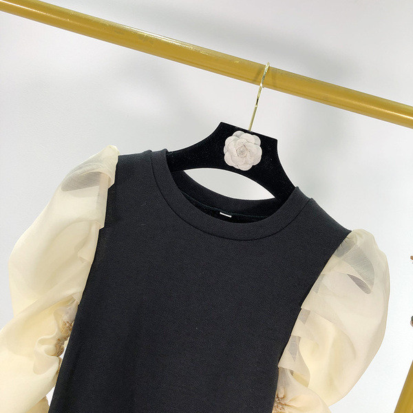 Γυναικεία πλεκτή μπλούζα με μανίκια από τούλι