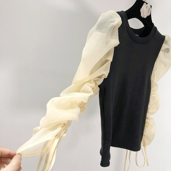 Γυναικεία πλεκτή μπλούζα με μανίκια από τούλι