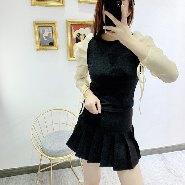 Γυναικεία πλεκτή μπλούζα με μανίκια από τούλι