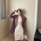 Női testreszabott ruha hasítékkal és gombokkal