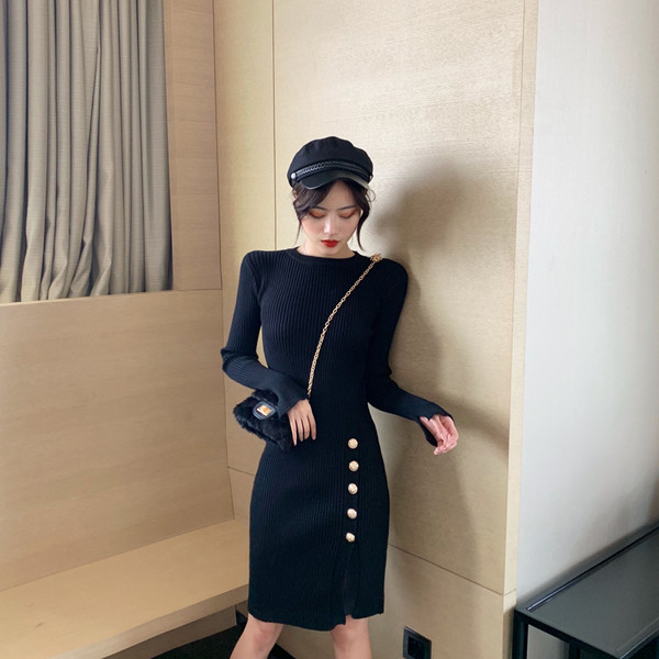 Női testreszabott ruha hasítékkal és gombokkal