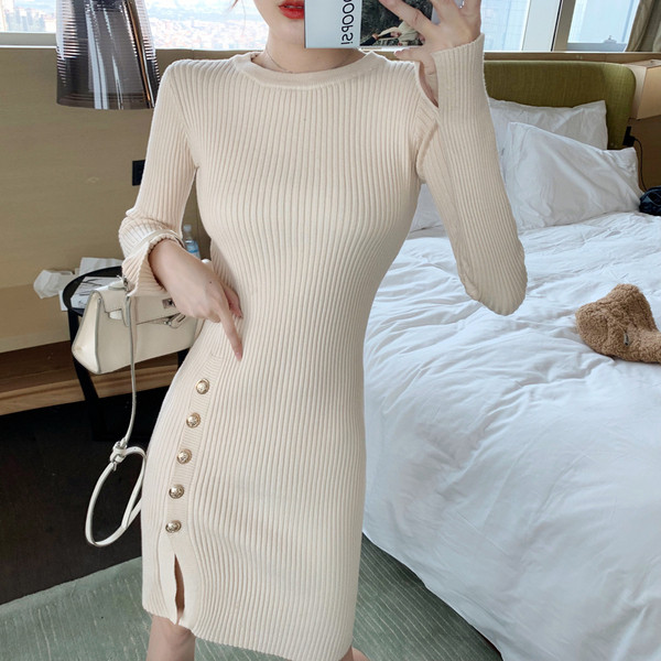 Női testreszabott ruha hasítékkal és gombokkal