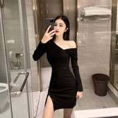 Női testhezálló ruha spitz nyakkivágással és hasítékkal