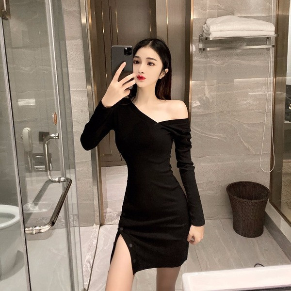 Női testhezálló ruha spitz nyakkivágással és hasítékkal