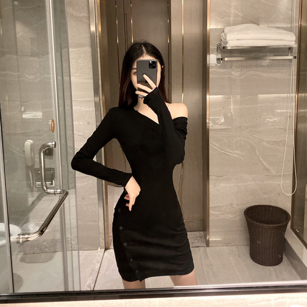 Női testhezálló ruha spitz nyakkivágással és hasítékkal