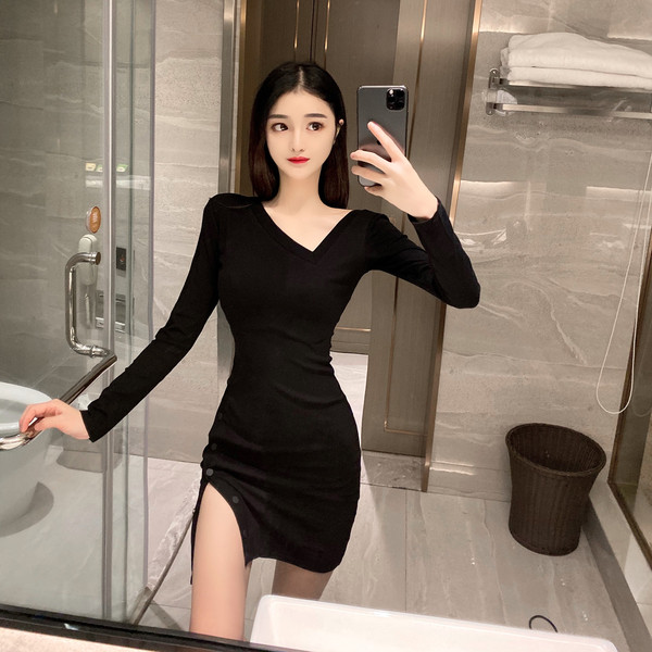 Női testhezálló ruha spitz nyakkivágással és hasítékkal