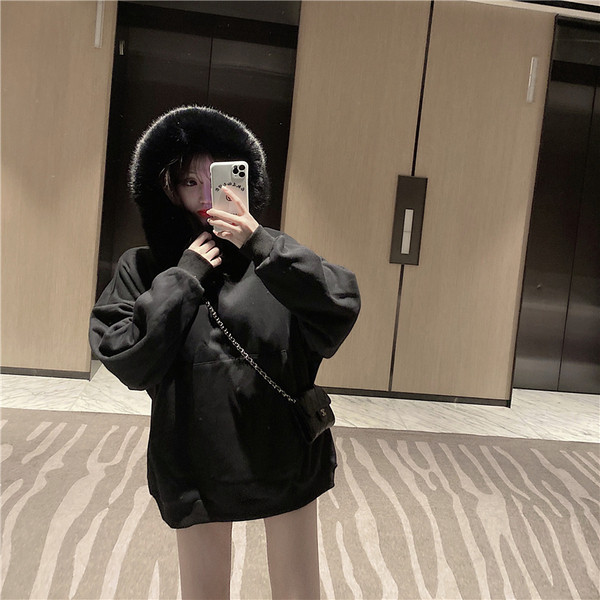 Női alkalmi pulóver kapucnival és pehelyszínnel bézs és fekete színben