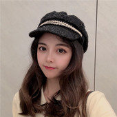 Stílusos női téli sapka napellenzővel - két modell