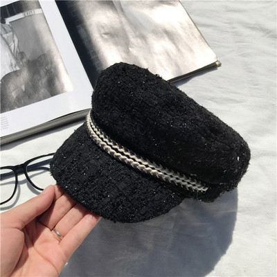 Stílusos női téli sapka napellenzővel - két modell