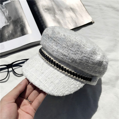 Stílusos női téli sapka napellenzővel - két modell