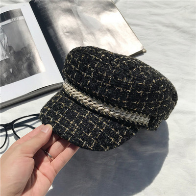 Stílusos női téli sapka napellenzővel - két modell