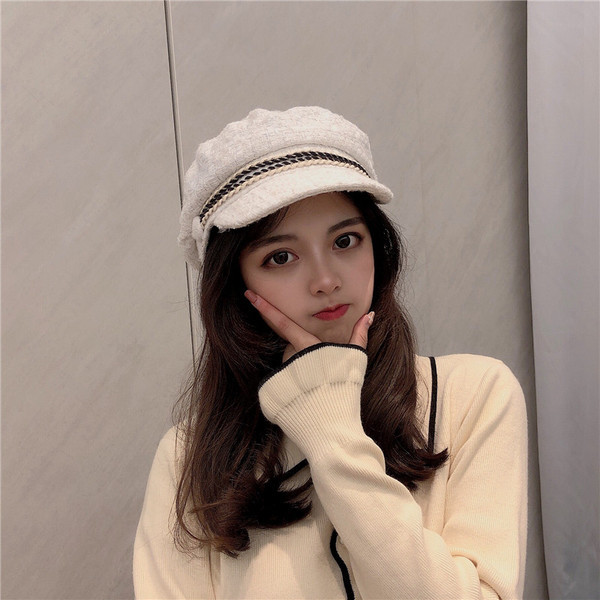 Stílusos női téli sapka napellenzővel - két modell