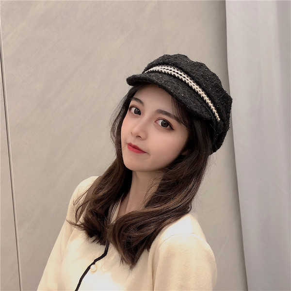 Stílusos női téli sapka napellenzővel - két modell