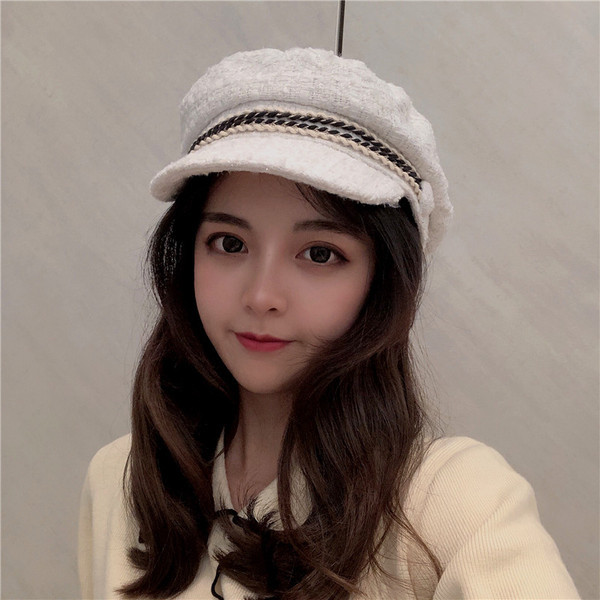 Stílusos női téli sapka napellenzővel - két modell